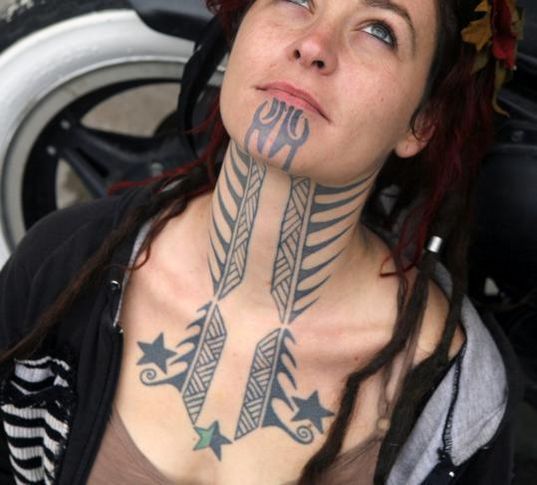 Moko – Maoryski tatuaż na twarzy, szyi i klatce piersiowej kobiety