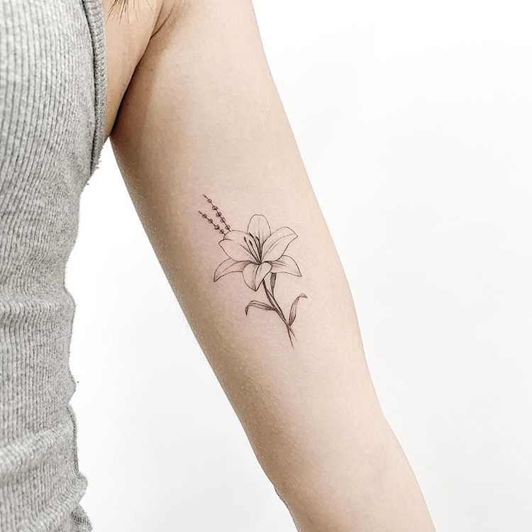 tatuaż lilia