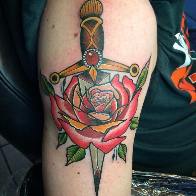 Tatuaż róża ze sztyletem