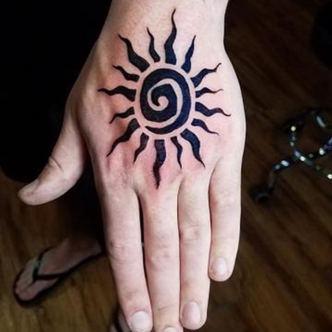 Tatuaż przedstawiający motyw słońca w stylu tribal