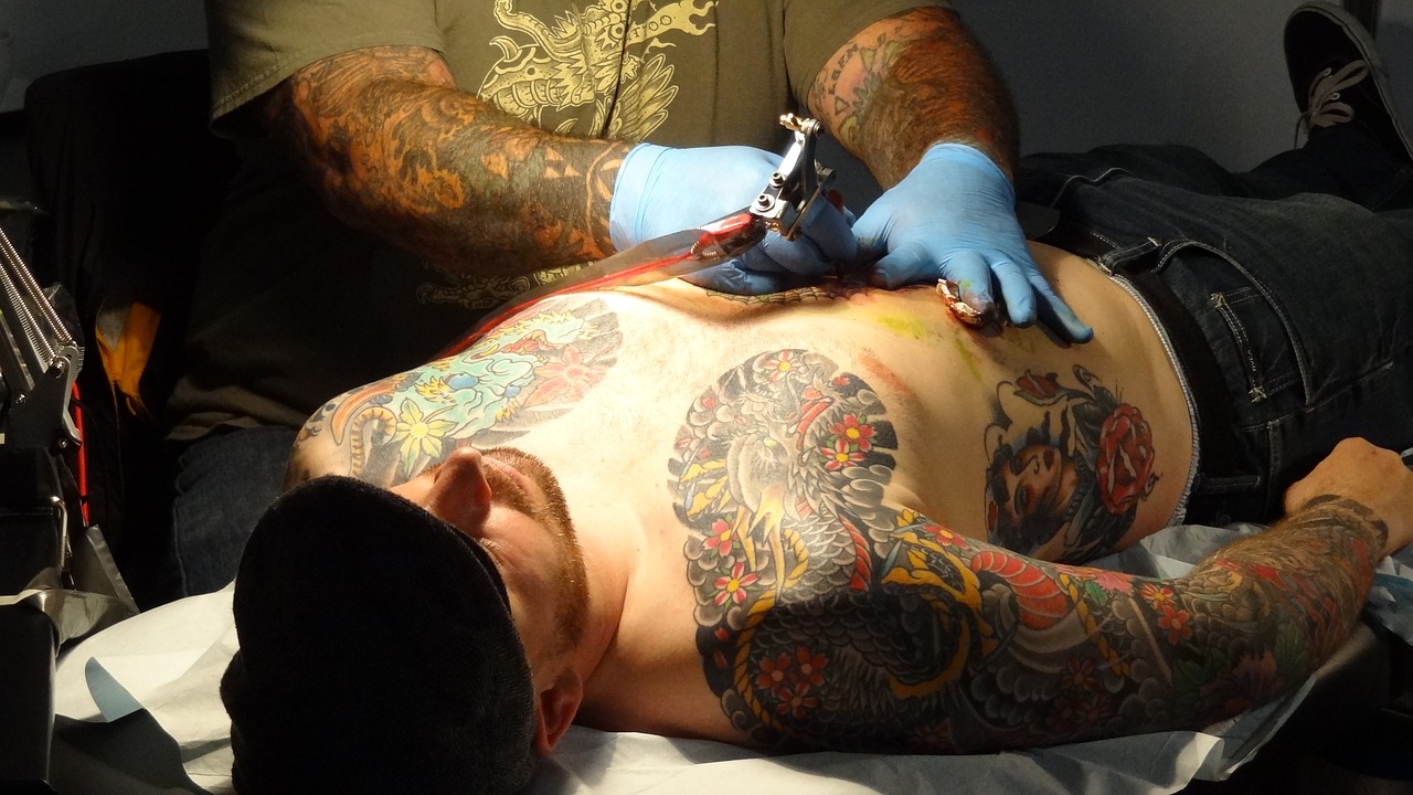 Proces tatuowania klatki piersiowej